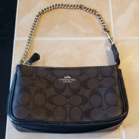 Coach Handbags - Quick Sale! COACH Leather Purse 👜